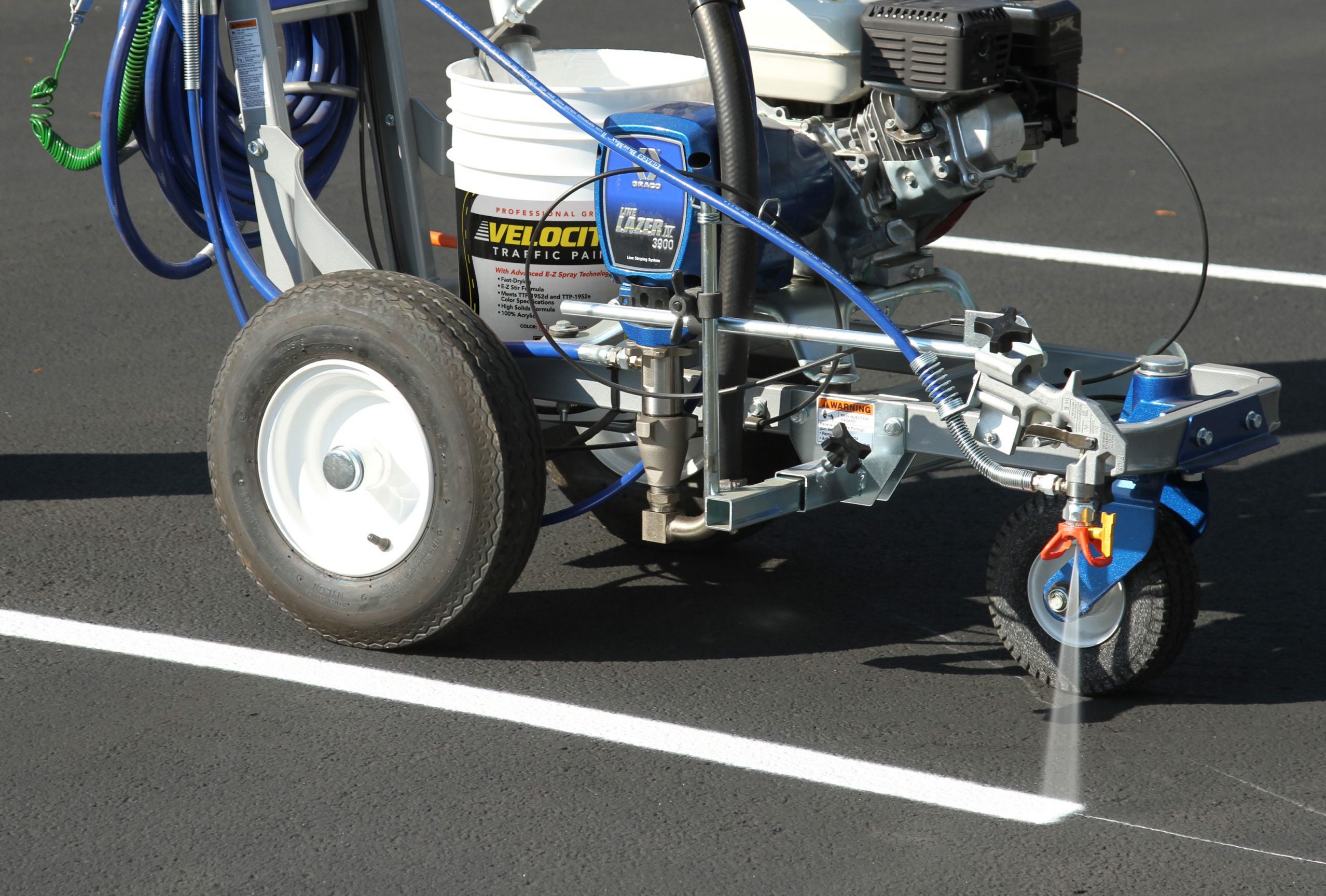 Aplicación de la pintura vial SealMaster Velocity. Pintura para señalización vial destinada a aparcamientos, carreteras y otros espacios.
