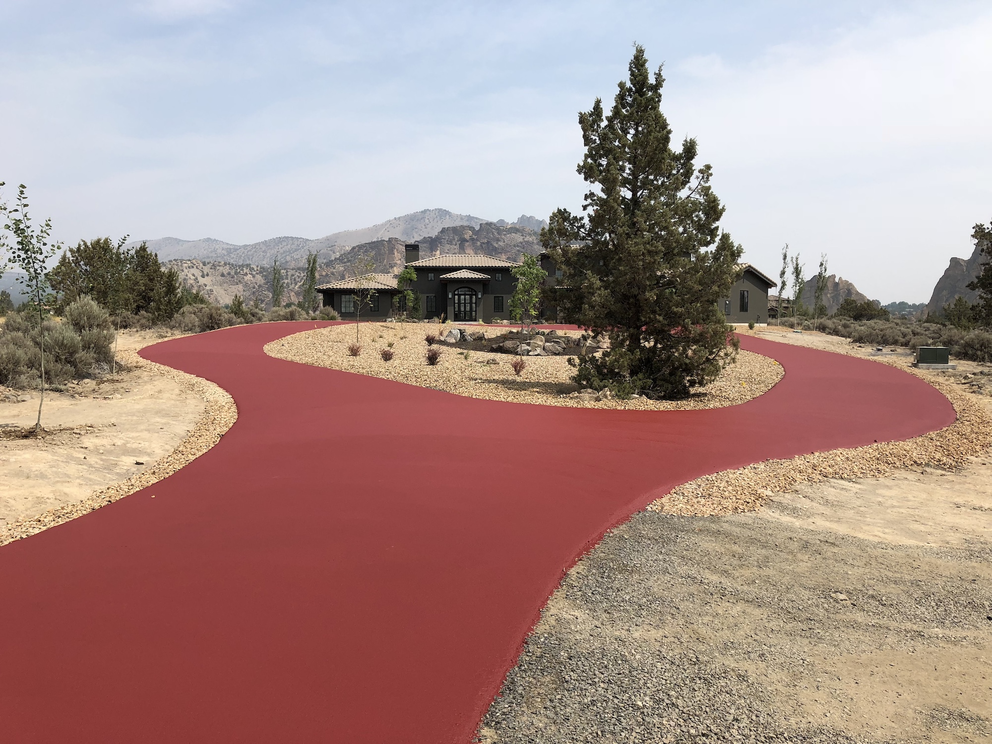 Revestimiento pavimentado coloreado «Color Pave» en una entrada pavimentada