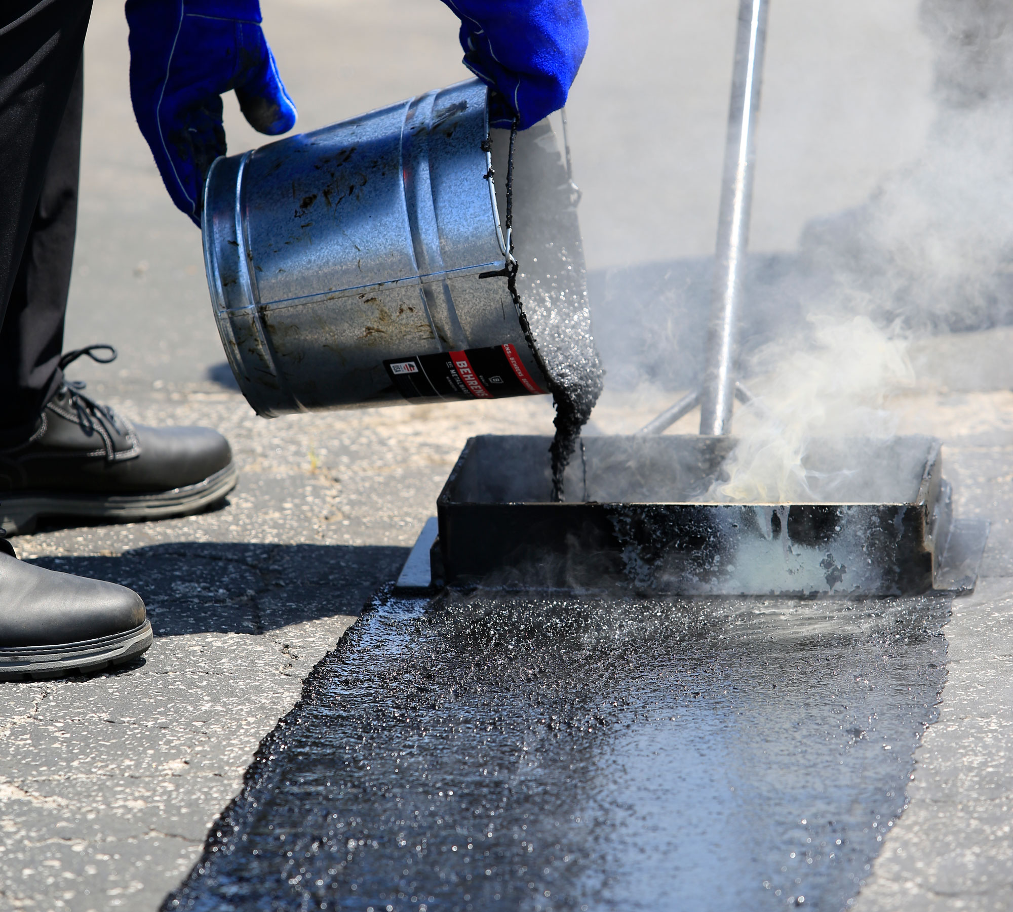 mastic-feature-pouring